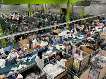 廃棄衣料品から再生ポリエステル原料へ リサイクルシステム構築の取り組みを開始 - 本文画像