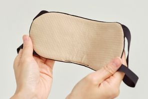 着用する化粧品「ラフィナン」の商品展開を拡大 目元へ潤いを与える美容アイマスクを新発売 - 本文画像