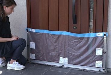 急な水害でも簡単設置で玄関ドアからの浸水を防止 一般住宅用簡易型止水シートを販売開始 - 本文画像